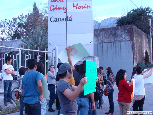 Hasta la sede, ubicada en San Pedro Garza García, se trasladaron los demandantes.