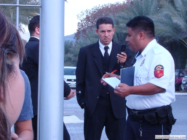 El personal de seguridad del Consulado salió a coordinarse con la policía municipal.