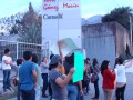 Hasta la sede, ubicada en San Pedro Garza García, se trasladaron los demandantes.