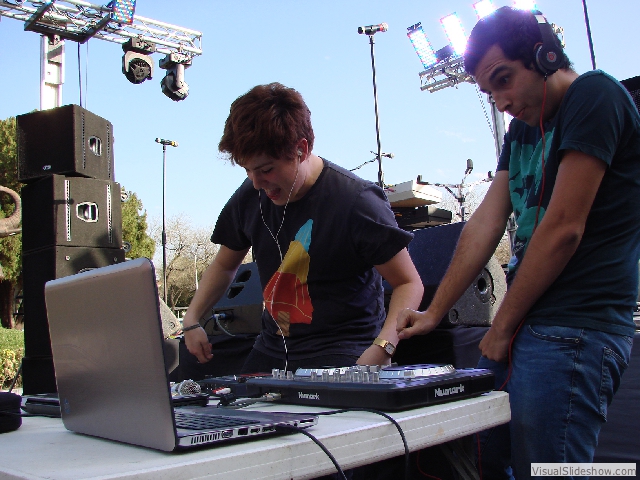 Dos jóvenes DJs ambientaron la tarde